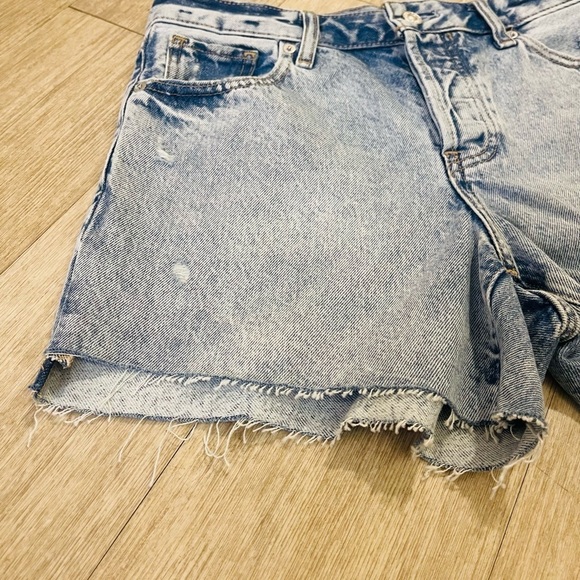 NWOT Express Boyfriend MIDI Blue Jean Shorts with Relaxed Fit and Frayed Hem - Picture 4 of 10